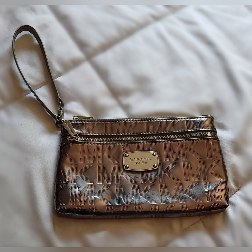 Michael Kors NWOT Mirror Monogram Patent Metallic Pewter / Silver Wristlet